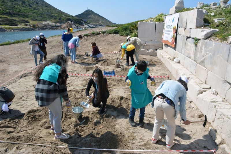 Otizmli çocuklar Knidos’ta kazı yaptı
