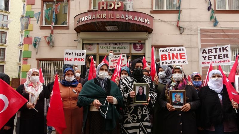 Yüreği yanık bir abla HDP önündeki evlat nöbeti eylemine katıldı
