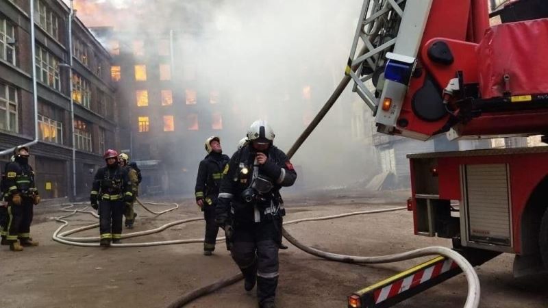Rusya’da tarihi fabrikada yangın: 1 itfaiyeci öldü
