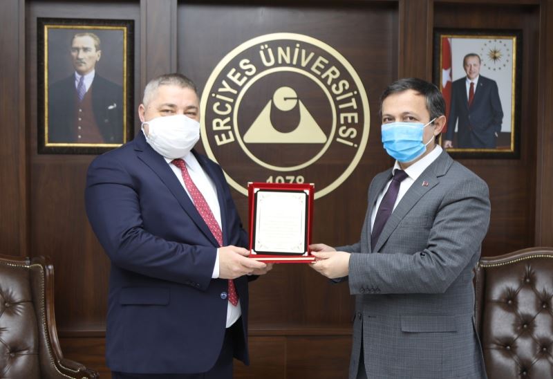 ERÜ Rektörü Çalış tıp literatürüne 3 yeni cerrahi tedavi yöntemi kazandıran Prof. Dr. Abdullah Demirtaş’ı tebrik etti
