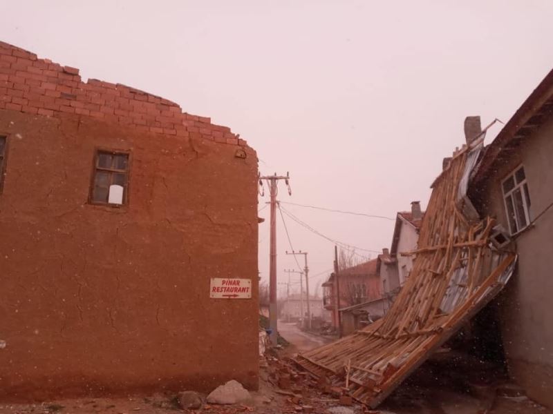 Konya’da şiddetli rüzgar evlerin çatısını uçurdu, çilek seralarına zarar verdi
