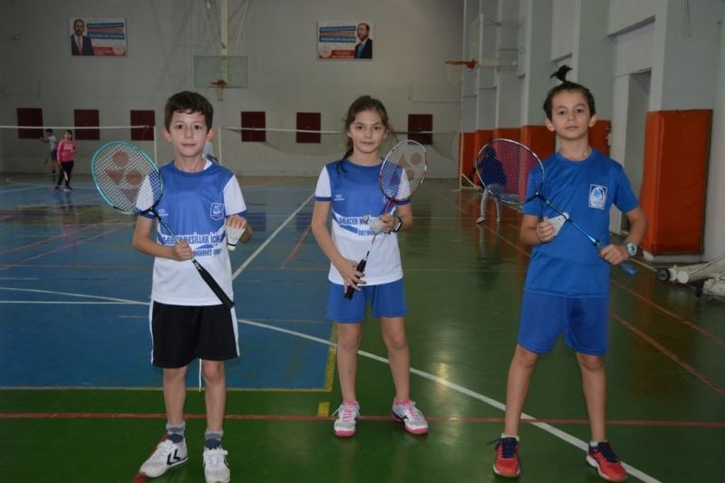 Yunusemre Belediyespor geleceğin badmintoncularını arıyor
