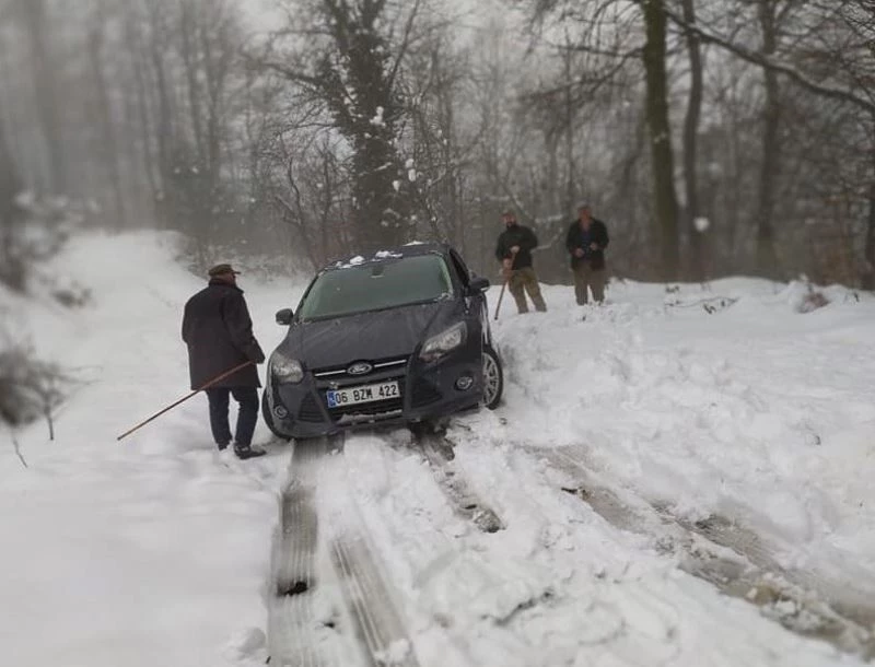 Yaptıkları kardan adamı yöresel kıyafet giydirdiler
