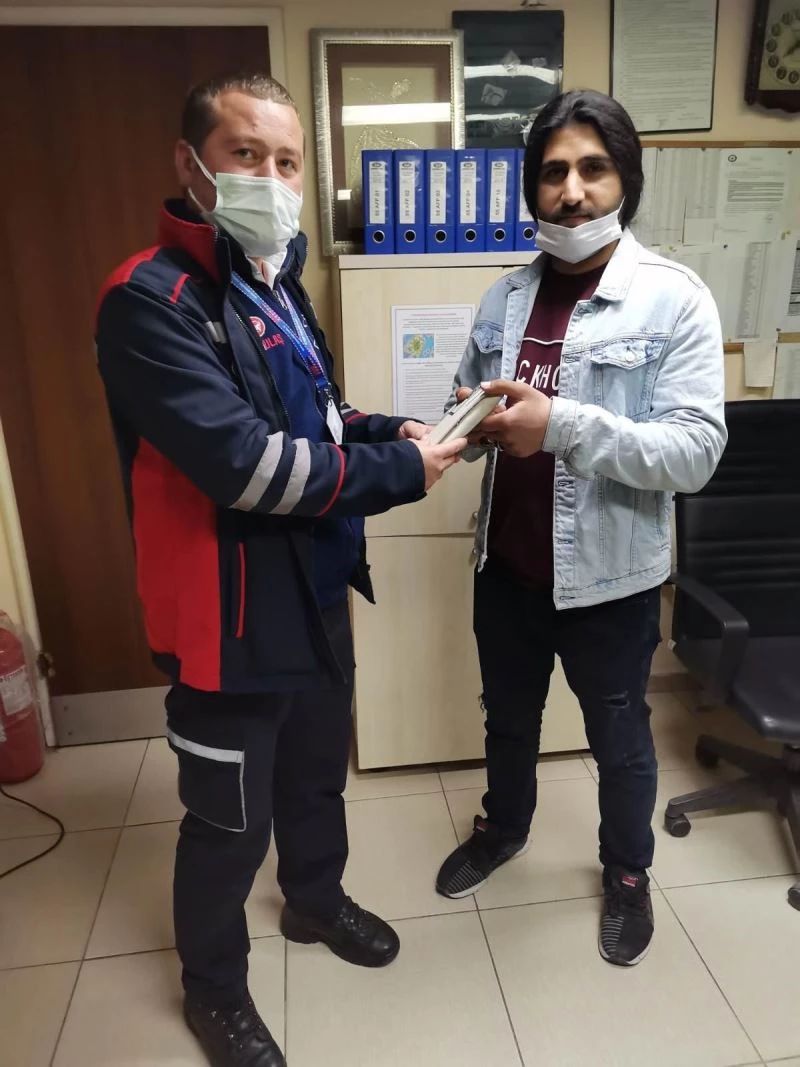 Tramvayda unutulan içi dolar dolu cüzdan sahibine ulaştırıldı
