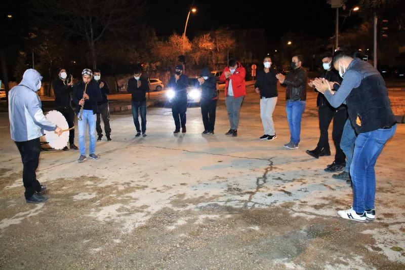 Elazığ’da klarnetli, davullu sosyal mesafeli sahur halayı
