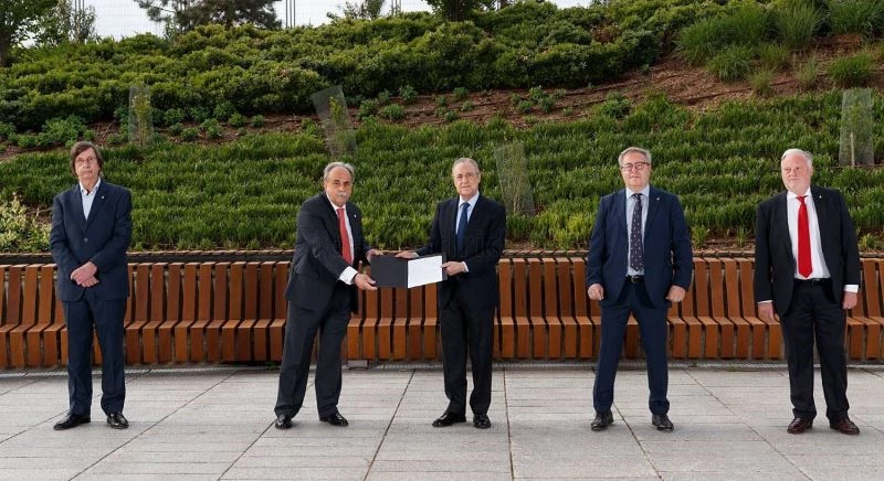 Real Madrid’de Florentino Perez yeniden başkan
