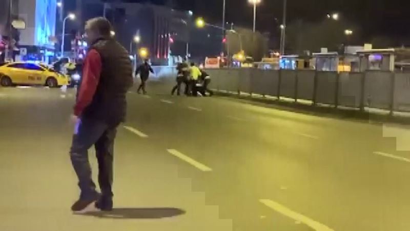 (Özel) Kadıköy’de kazaya karışan şahısların yol ortasında kavgası kamerada
