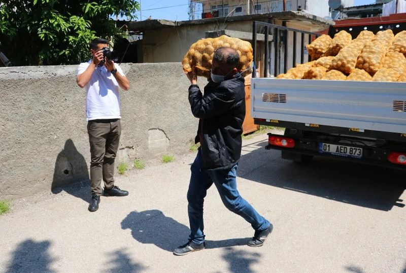 Adana’da ihtiyaç sahiplerine patatesler dağıtılmaya başlandı
