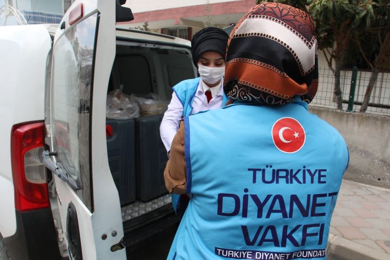 Türkiye Diyanet Vakfı ihtiyaç sahibi ailelere iftarlık dağıttı
