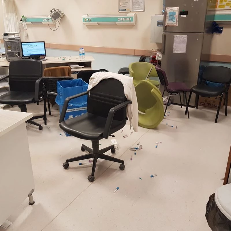 Hasta yakınları hastaneyi birbirine kattı: 8 gözaltı
