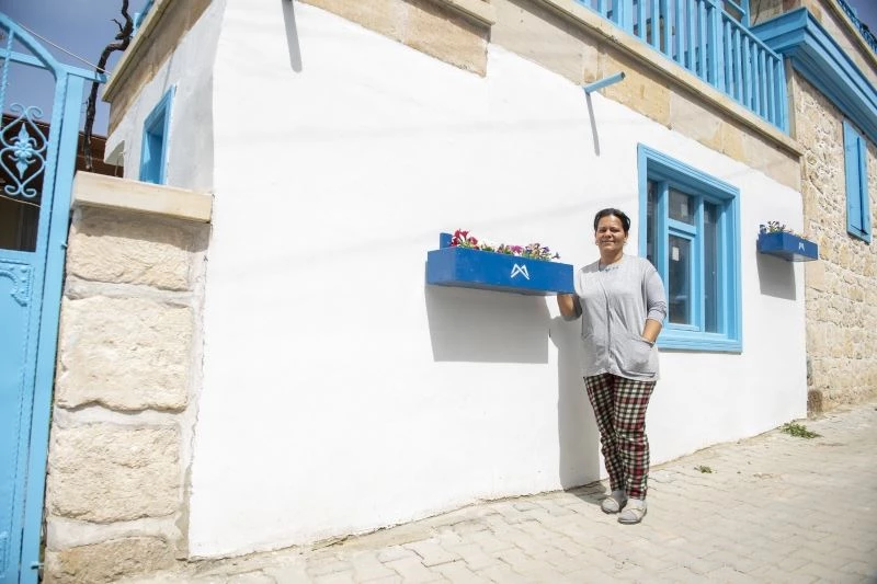 Girit köyü İhsaniye, saksılar ve banklarla renklendi
