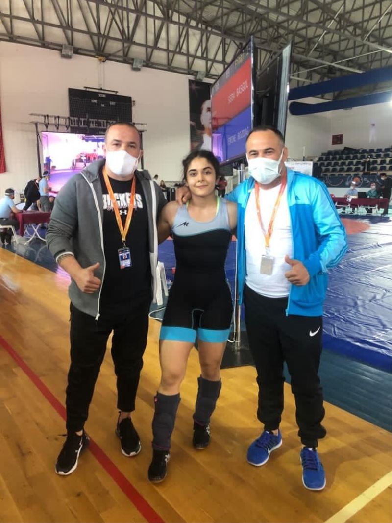 Milli güreşçi Merve Karadeniz, Türkiye şampiyonu oldu
