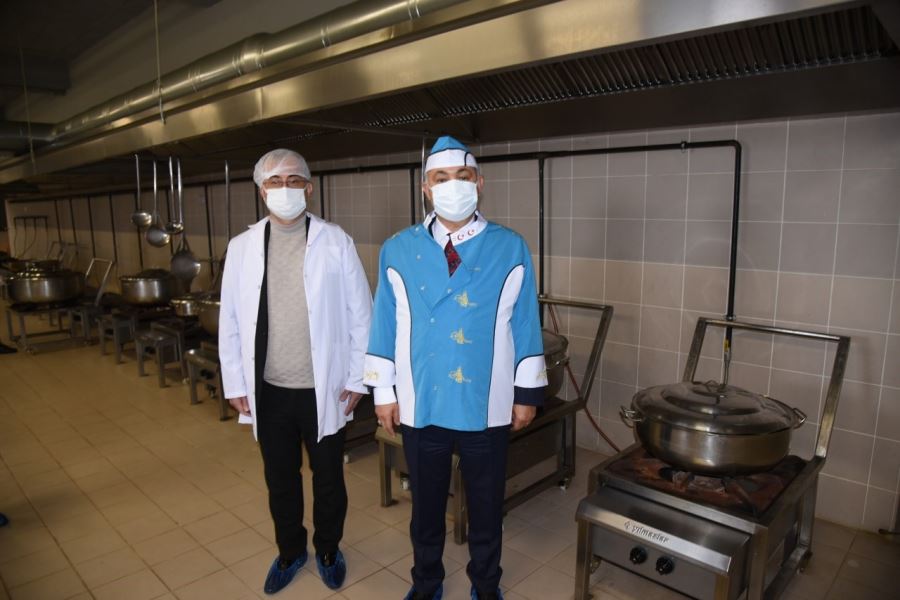 Osmaniye Belediyesi, İhtiyaç Sahiplerine İftar Öncesi Sıcak Yemek Dağıtımına Başladı
