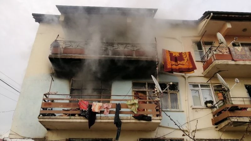 Yangında ölen adamın elleri ve ayakları zincirle bağlanmış
