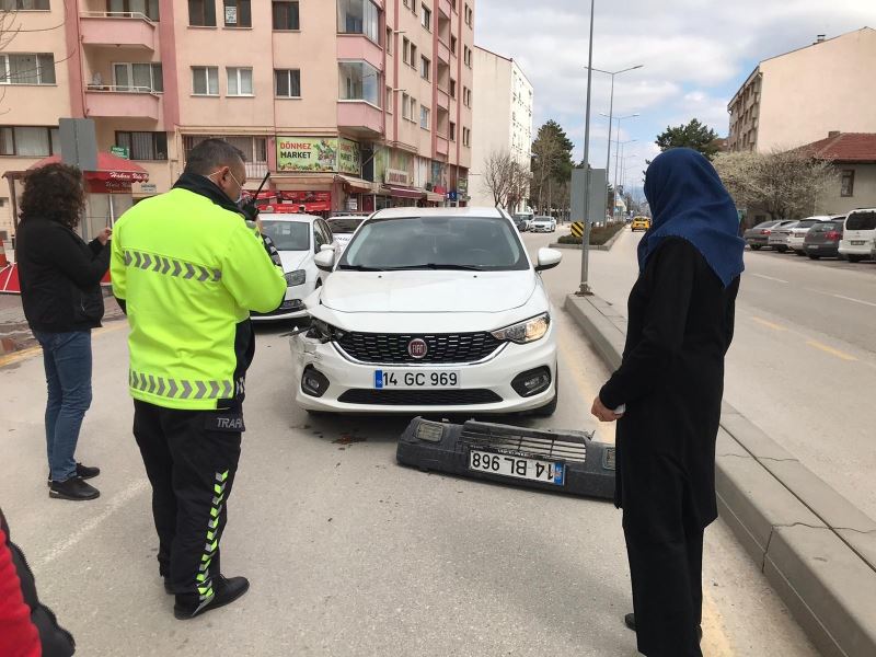 Otomobile çarptı, plakanın olduğu tamponu olay yerinde bırakıp kaçtı
