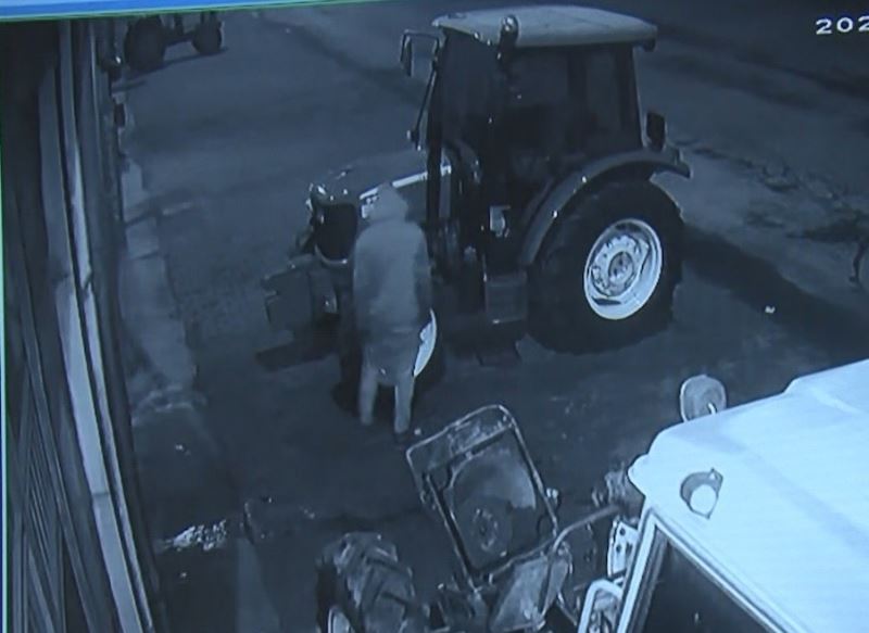 Kapüşonlu hırsız 5 traktörün aküsünü çaldı
