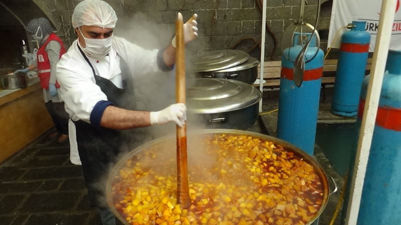 Kızılay Diyarbakır şubesi, 180 bin kişiye iftar yemeği ve kumanyası ikram edecek
