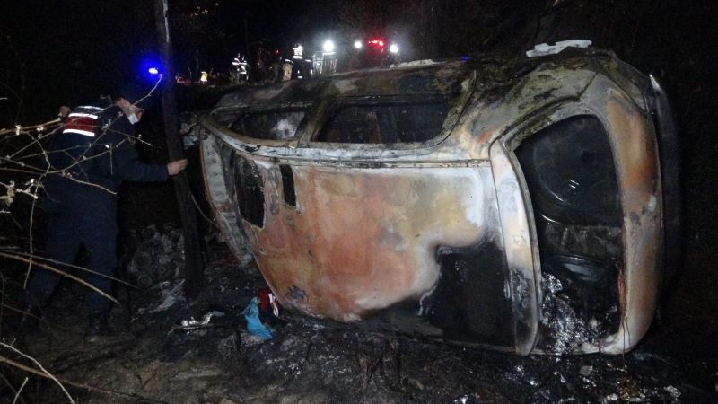 Samsun’da şarampole yuvarlanan otomobil alev aldı: 2 ölü

