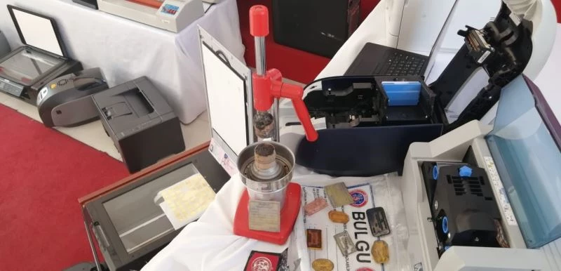 Sahte belgelere aslına yakın olması için portakal sıkacağından mühür basmışlar
