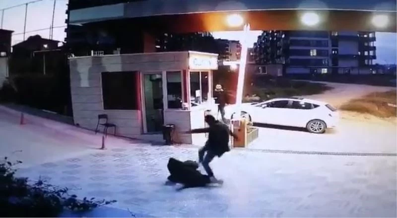 Yeğeninin kaybolduğu gerekçesiyle site güvenliğini böyle dövdü
