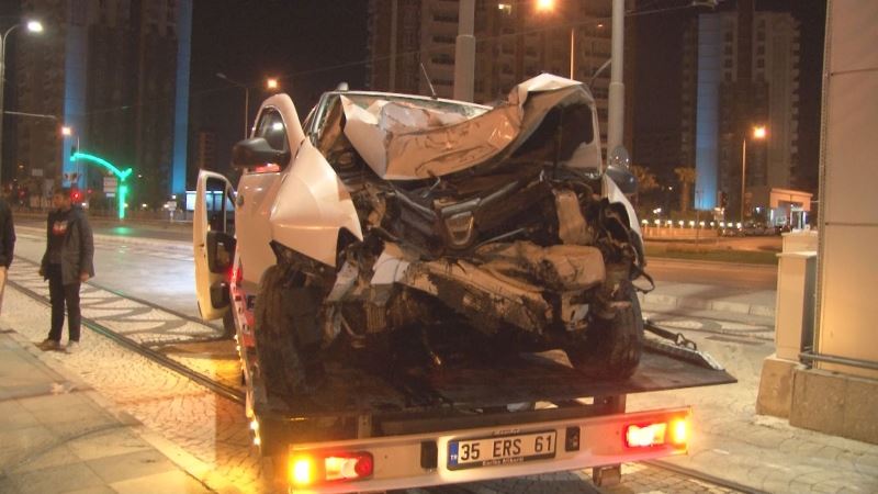 İzmir’de otomobil üst geçidin ayağına çarptı: 1 yaralı
