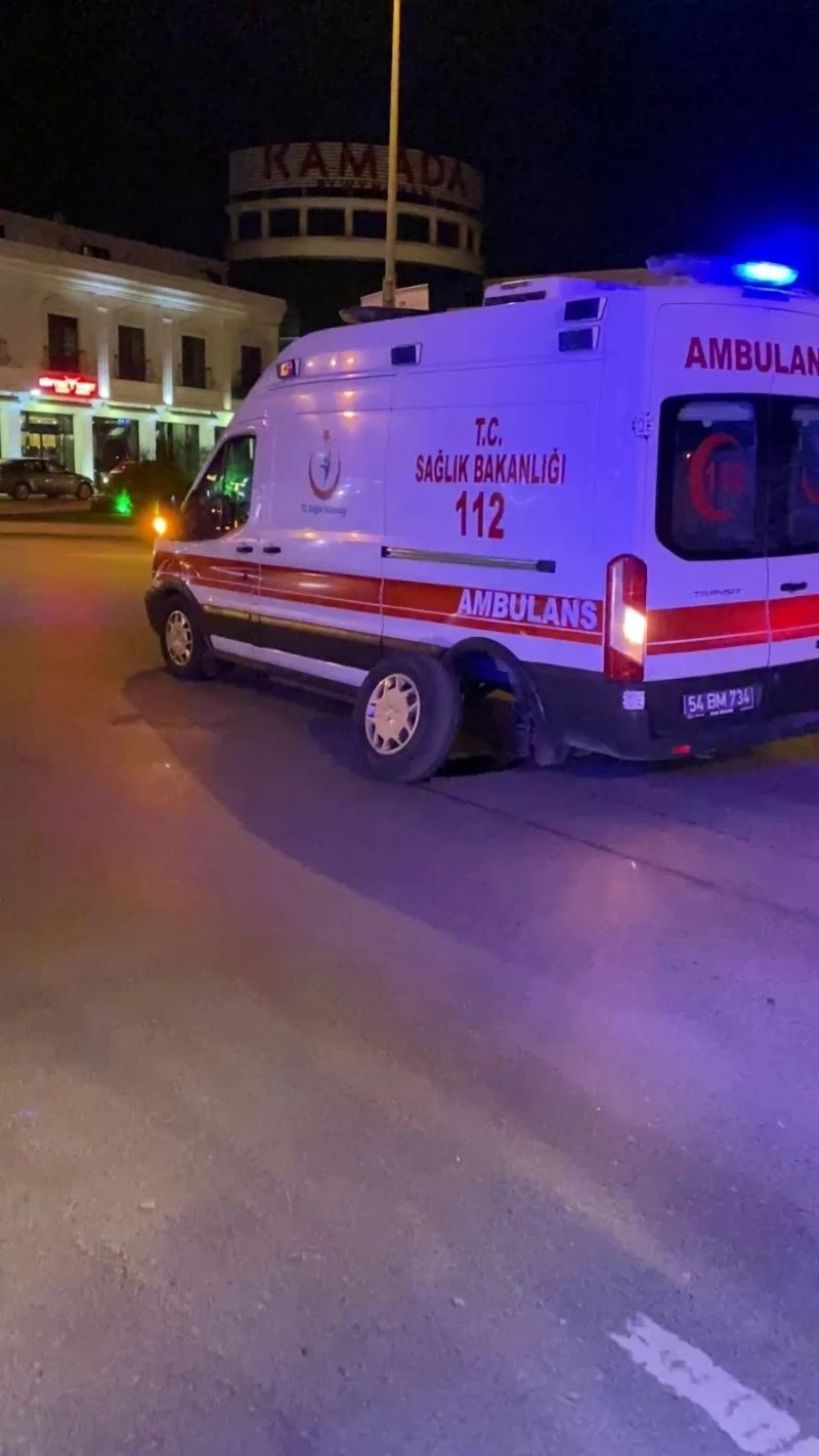 Seyir halindeyken tekeri çıkan ambulans kavşakta mahsur kaldı
