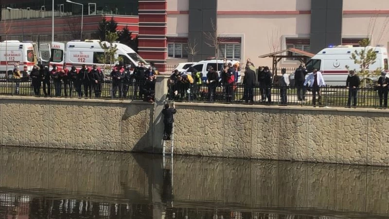 Atladığı sudan çıkması için ekipler dakikalarca dil döktü
