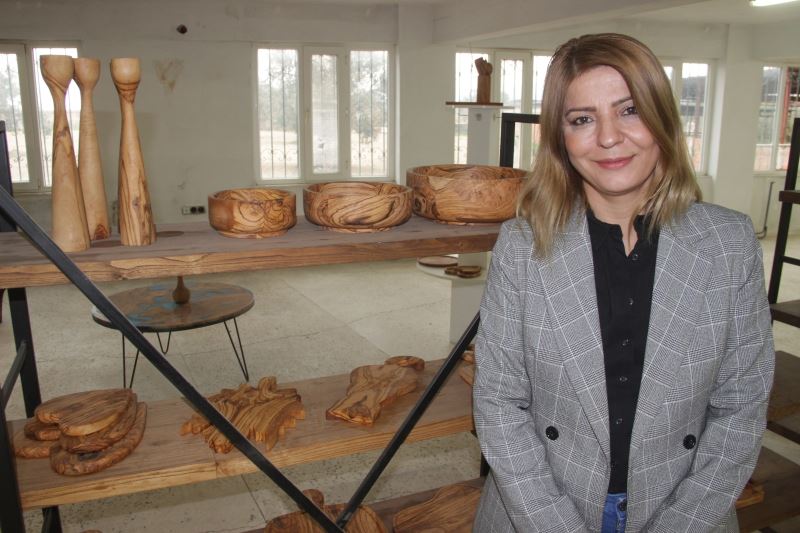 Kadın girişimci, yakacak zeytin odunlarını mutfak gerecine çevirip ihracat yapıyor
