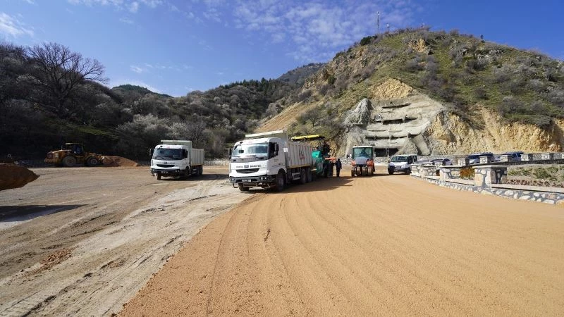 Kirazlıdere yolu asfaltlanıyor
