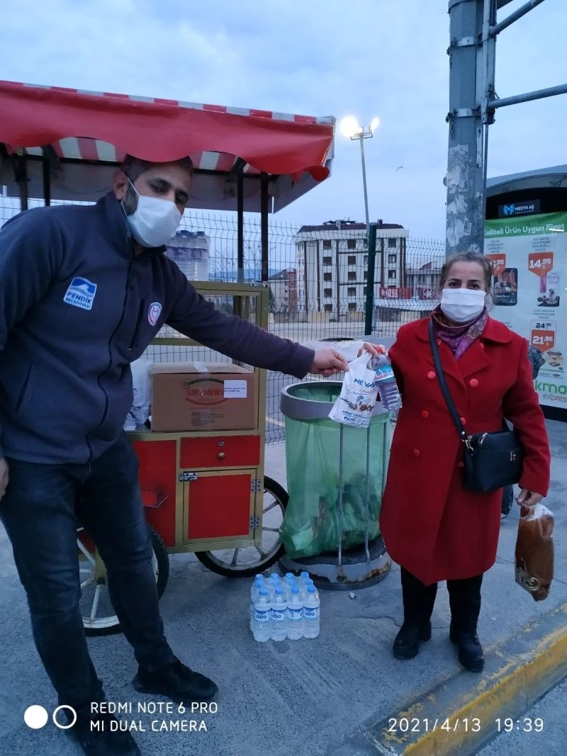 Pendik’te iftara yetişemeyenlere ikramlar dağıtıldı
