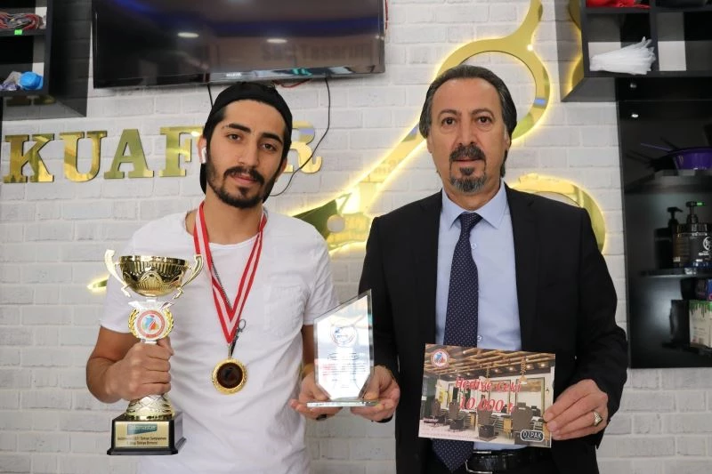 Başkan Koç’tan başarılı kuaförlere plaket
