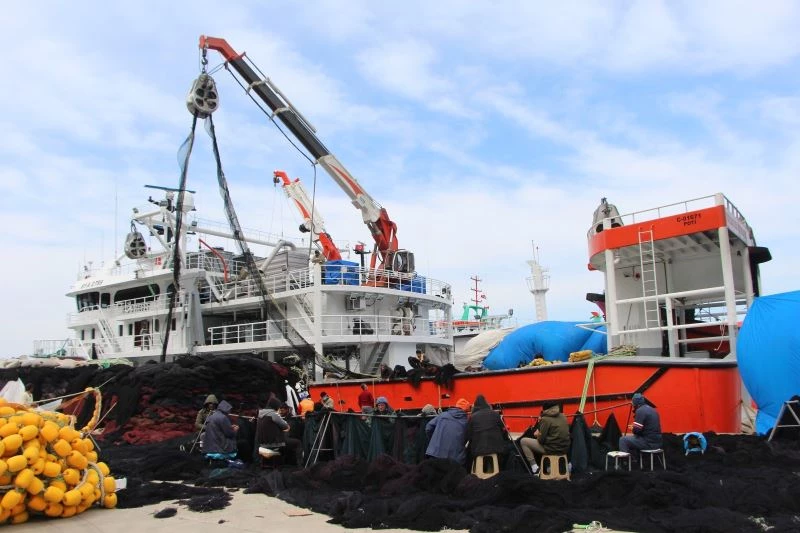 Balık av sezonu bitince gelecek sezon için ağları bakıma aldılar
