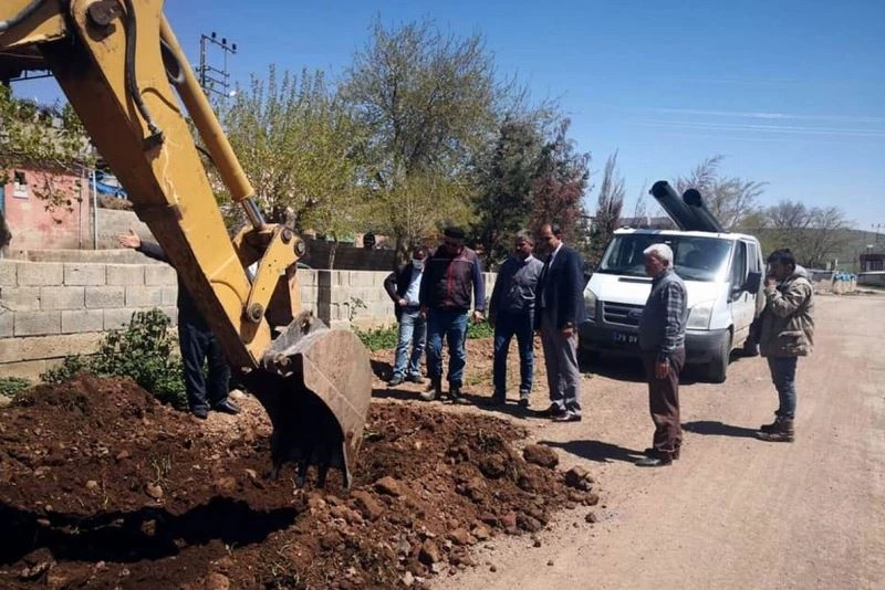 Köylerde yol yapımını başladı
