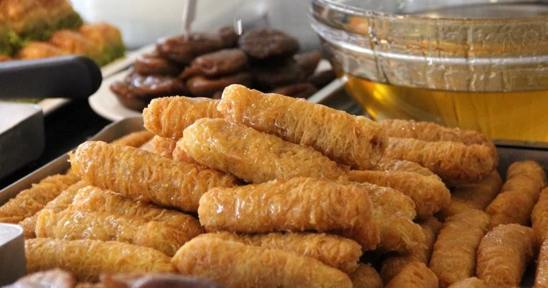 Ramazan ayının vazgeçilmez tatlısı kadayıf dolması, iftar sofraları için hazır
