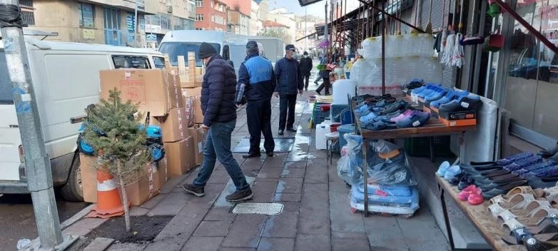 Kars’ta belediyeden kaldırım işgaline izin yok
