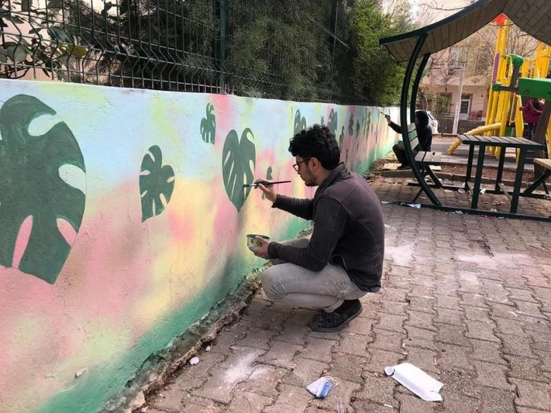 Parkların duvarları boyanıyor
