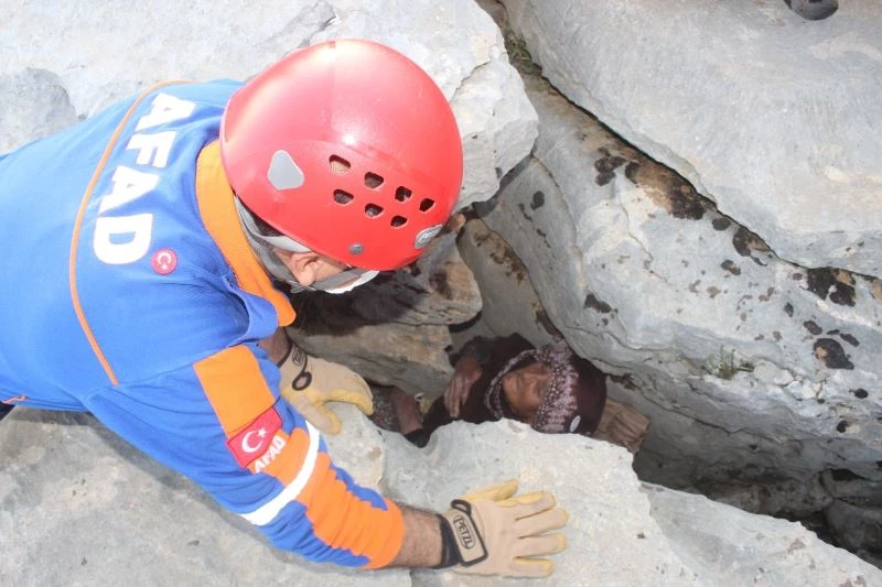 Kayıp kadın kayalıklar arasında sıkışmış halde bulundu
