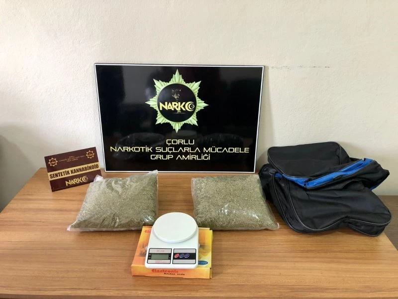 Çatıya atılan çantadan 2 kilo bonzai çıktı
