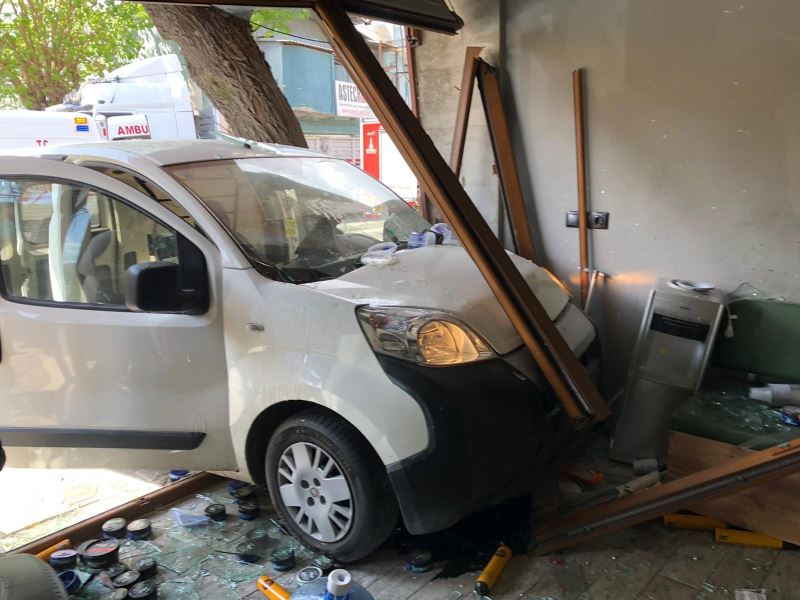 İzmir’de araç berber dükkanına daldı, faciadan dönüldü: 2 yaralı
