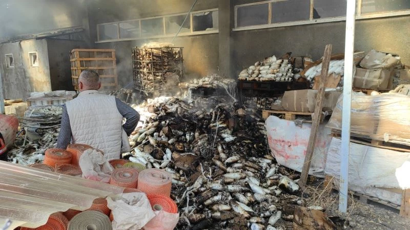 Yalıtım malzemesi deposundaki yangın korkuttu
