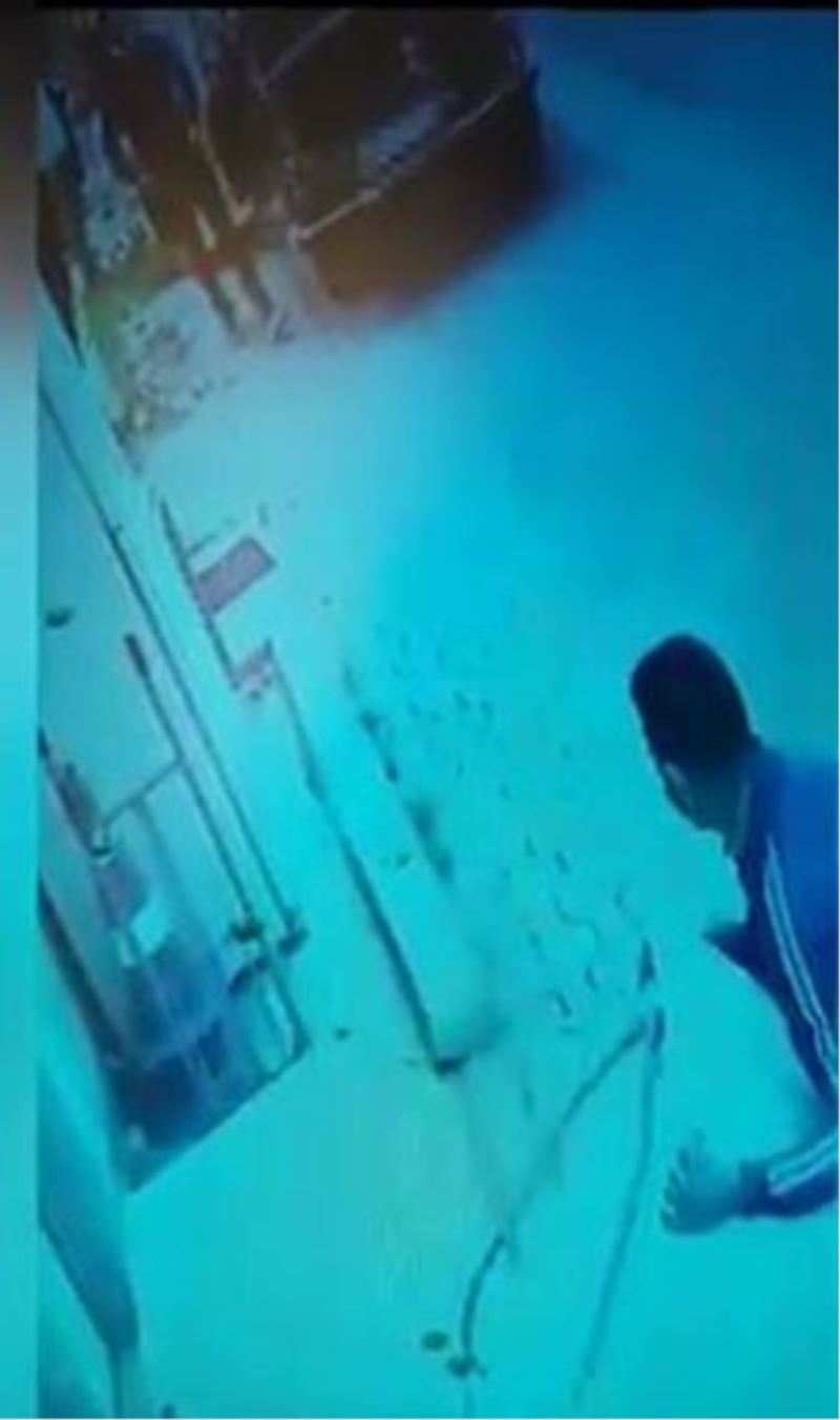 Ataşehir’de buzdolabı hırsızlığı kamerada
