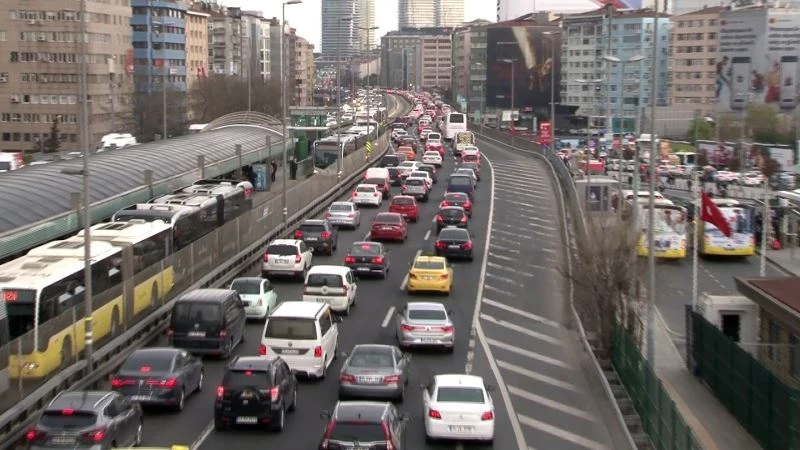 Kısıtlama öncesi metrobüste ve trafikte yoğunluk
