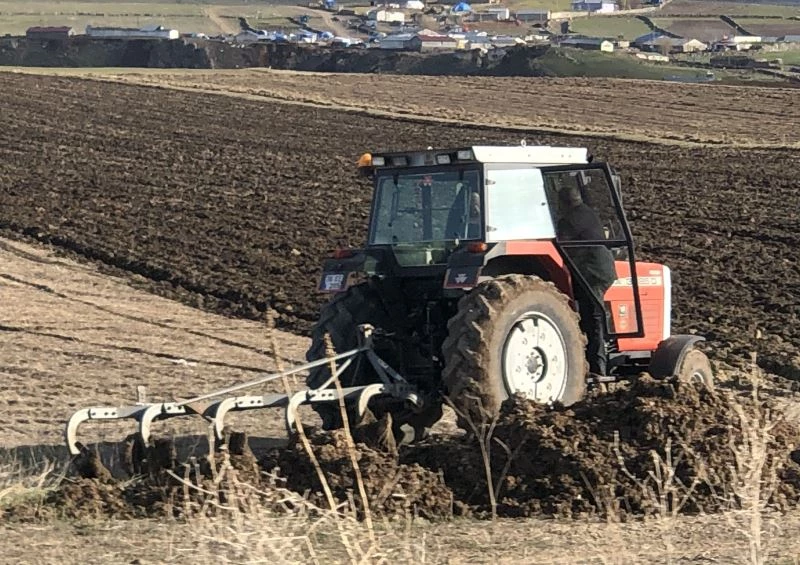 Kars’ta tarlalar sürülmeye başladı
