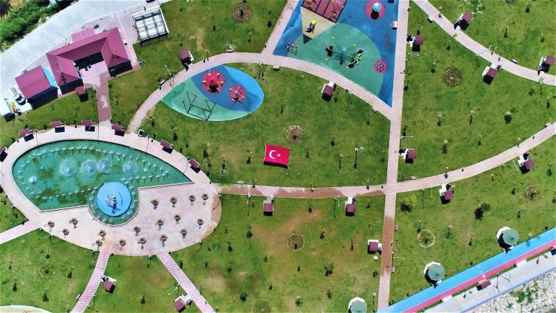 Tuşba Belediyesinin sahil parkı göz kamaştırıyor
