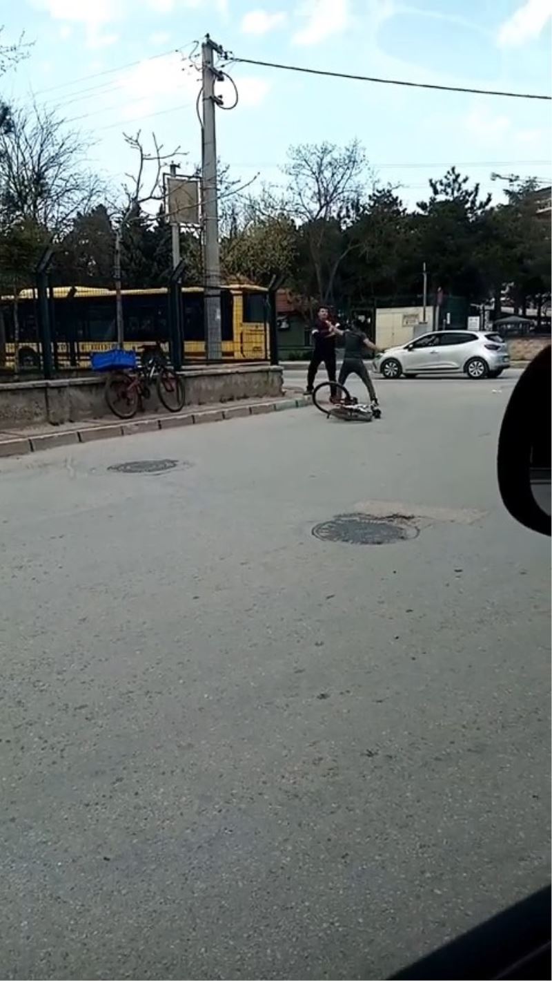 Bursa’da bisiklet sürücülerinin yol verme kavgasında yumruklar konuştu
