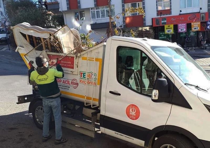 Eski eşyaları ’Alo Çöp Acil’ ekipleri topluyor
