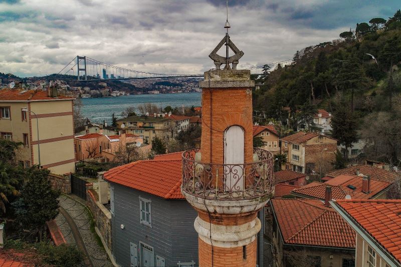 (ÖZEL) İstanbul’un simgelerinden olan 447 yıllık güneş saatli minare dikkat çekiyor

