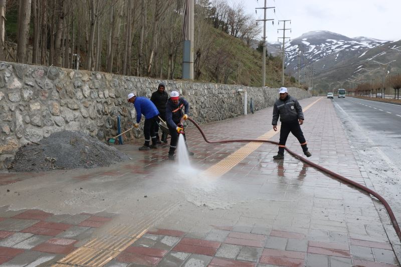 Bitlis Belediyesinden yol ve kaldırım yıkama çalışması
