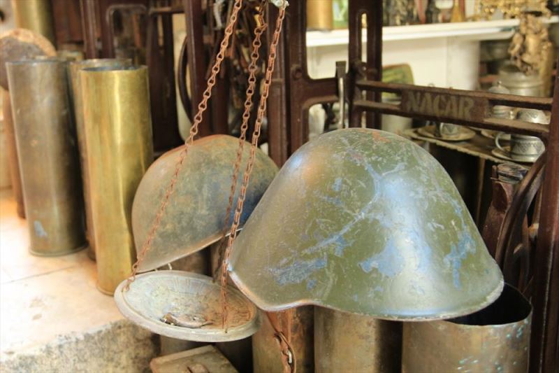 Antalyalı işletmeci, müze havası verdiği asırlık konakta, yıllardır topladığı antikaların satışını yapıyor