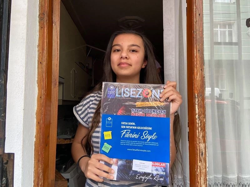 Belediye tarafından hazırlanan dergi, liseli öğrencilere ulaştırılıyor
